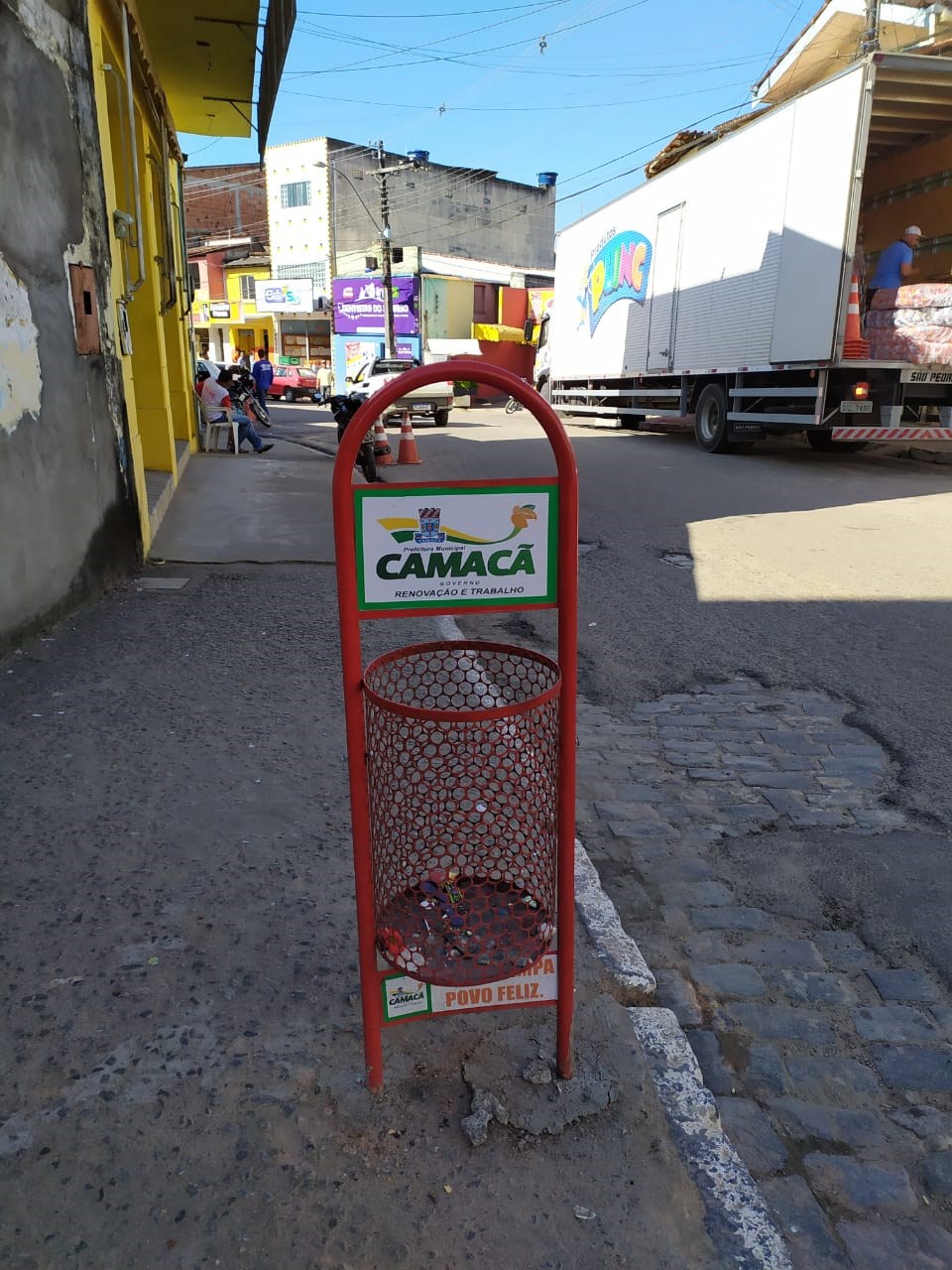 Camacã: Novas lixeiras estão sendo colocadas na cidade
